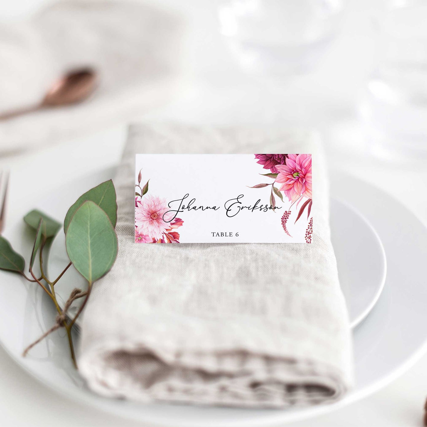 Vikta placeringskort till bröllop – Burgundy Dahlia – Tryckt kort med namn för dukning BR002