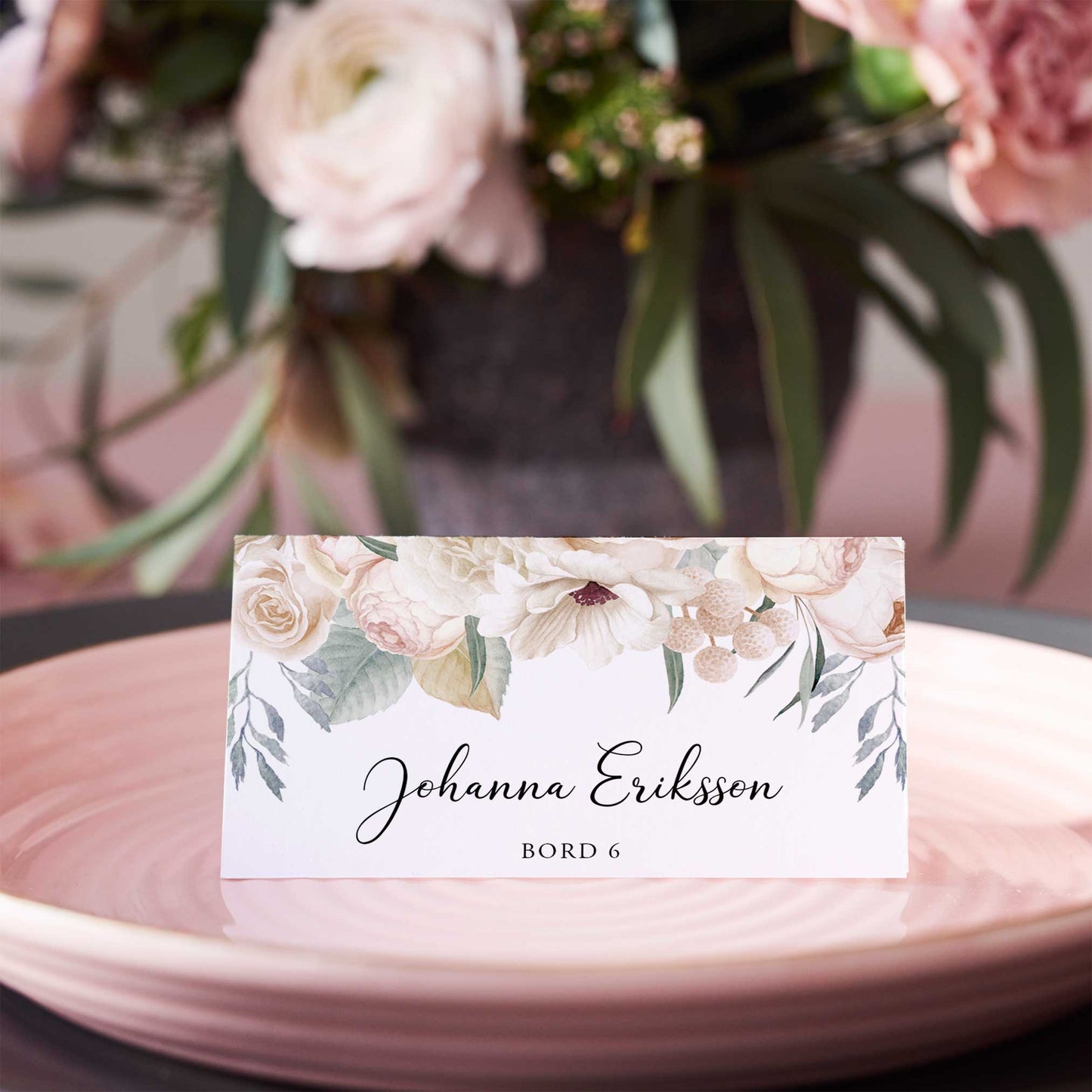 Vikta placeringskort till bröllop – White Floral Mr & Mrs – Tryckt kort med namn för dukning BR001