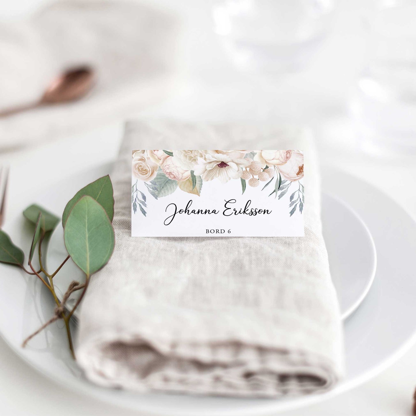 Vikta placeringskort till bröllop – White Floral Mr & Mrs – Tryckt kort med namn för dukning BR001