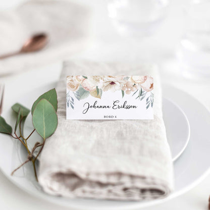 Vikta placeringskort till bröllop – White Floral Mr & Mrs – Tryckt kort med namn för dukning BR001