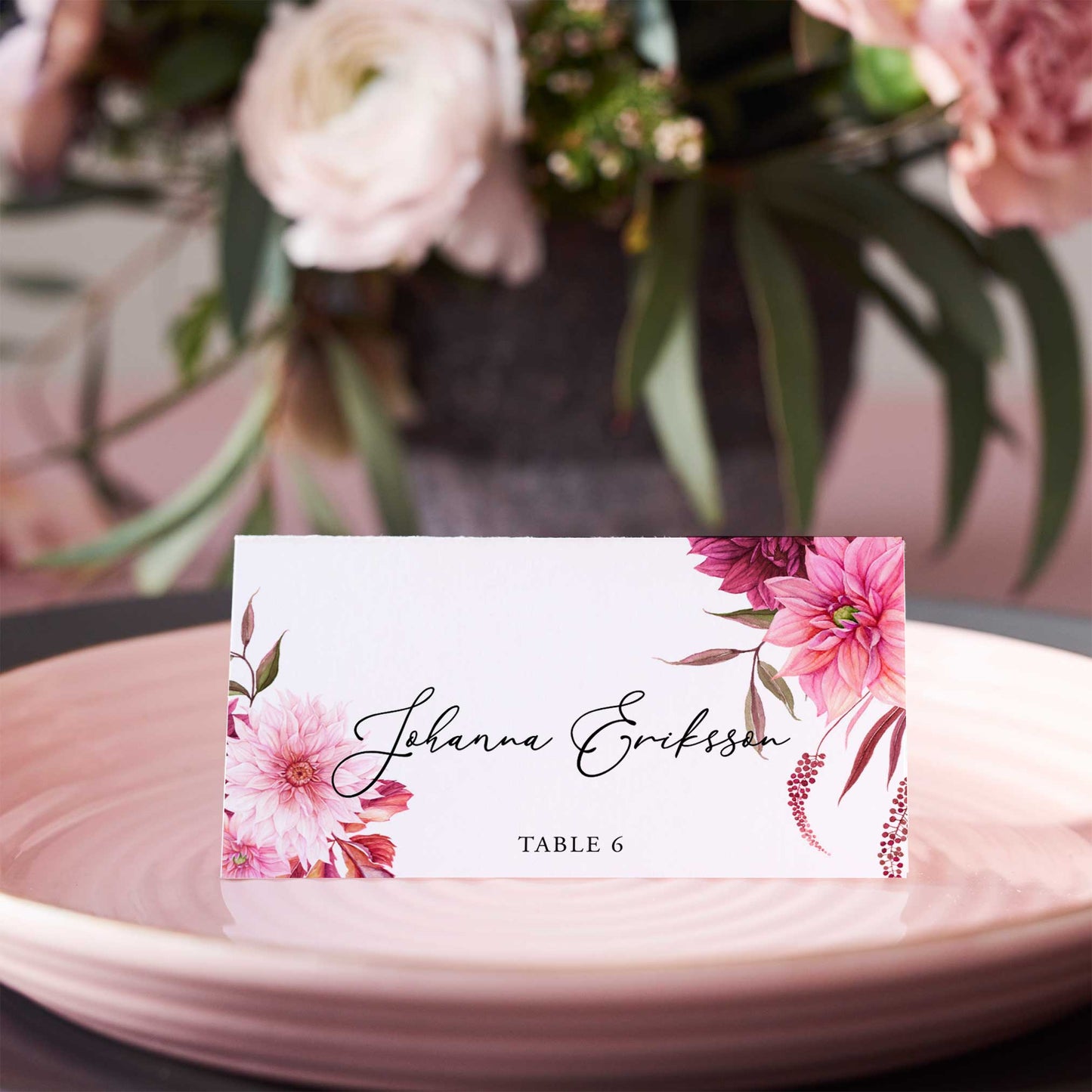 Vikta placeringskort till bröllop – Burgundy Dahlia – Tryckt kort med namn för dukning BR002
