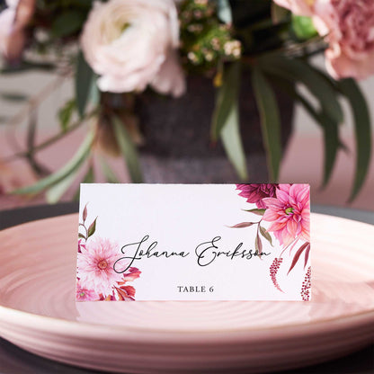 Vikta placeringskort till bröllop – Burgundy Dahlia – Tryckt kort med namn för dukning BR002