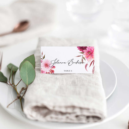 Vikta placeringskort till bröllop – Burgundy Dahlia – Tryckt kort med namn för dukning BR002