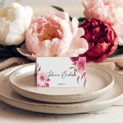 Vikta placeringskort till bröllop – Burgundy Dahlia – Tryckt kort med namn för dukning BR002