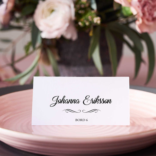 Vikta placeringskort till bröllop – Modern script stil svartvitt – Tryckt kort med namn för dukning BR004