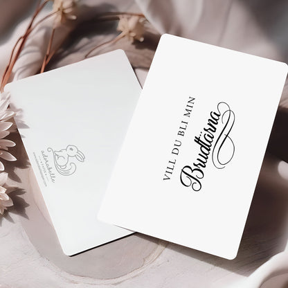Vill du bli-kort – Modern script stil svartvitt – A6 Tryckt fråga till brudfölje BR004