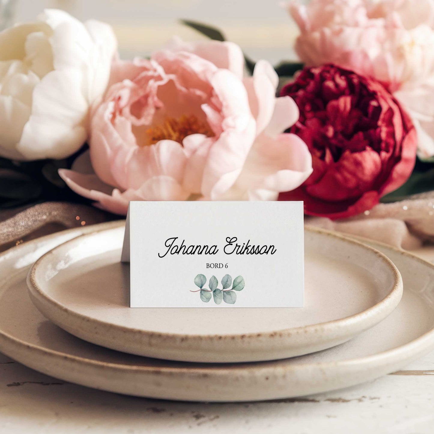 Vikta placeringskort till bröllop – Eucalyptus Elegant – Tryckt kort med namn för dukning BR005