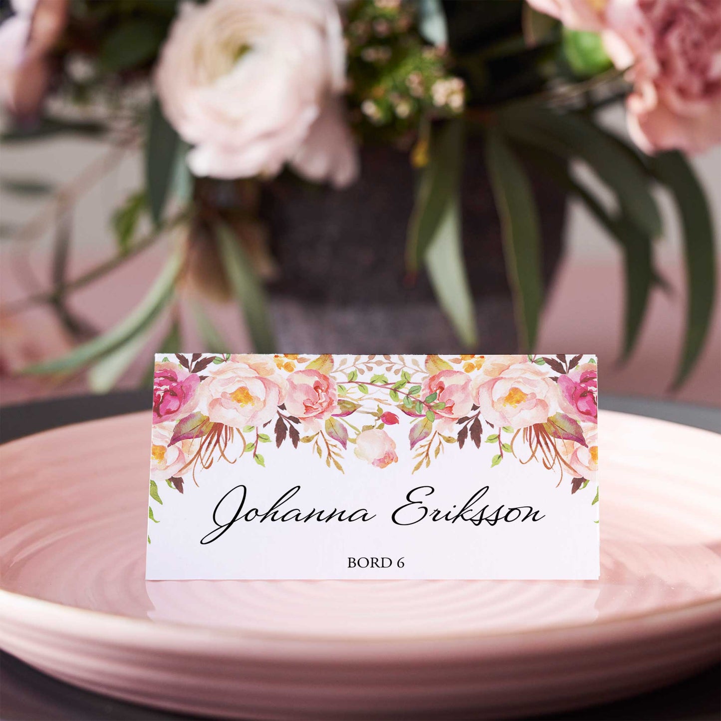 Vikta placeringskort till bröllop – Peach & Blush Blommig Romantisk Somrig – Tryckt kort med namn för dukning BR006