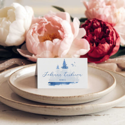 Vikta placeringskort till bröllop – Vintrig Blått akvarell – Tryckt kort med namn för dukning BR008