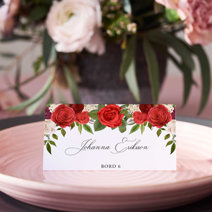Vikta placeringskort till bröllop – Röda rosor romantiskt – Tryckt kort med namn för dukning BR010