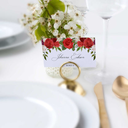 Enkla placeringskort till bröllop – Röda rosor romantiskt – Tryckt kort med namn för dukning BR010