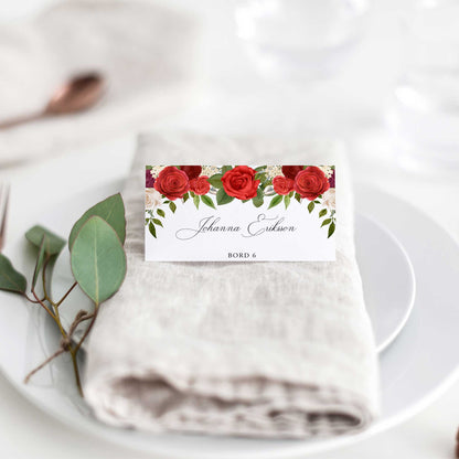 Vikta placeringskort till bröllop – Röda rosor romantiskt – Tryckt kort med namn för dukning BR010