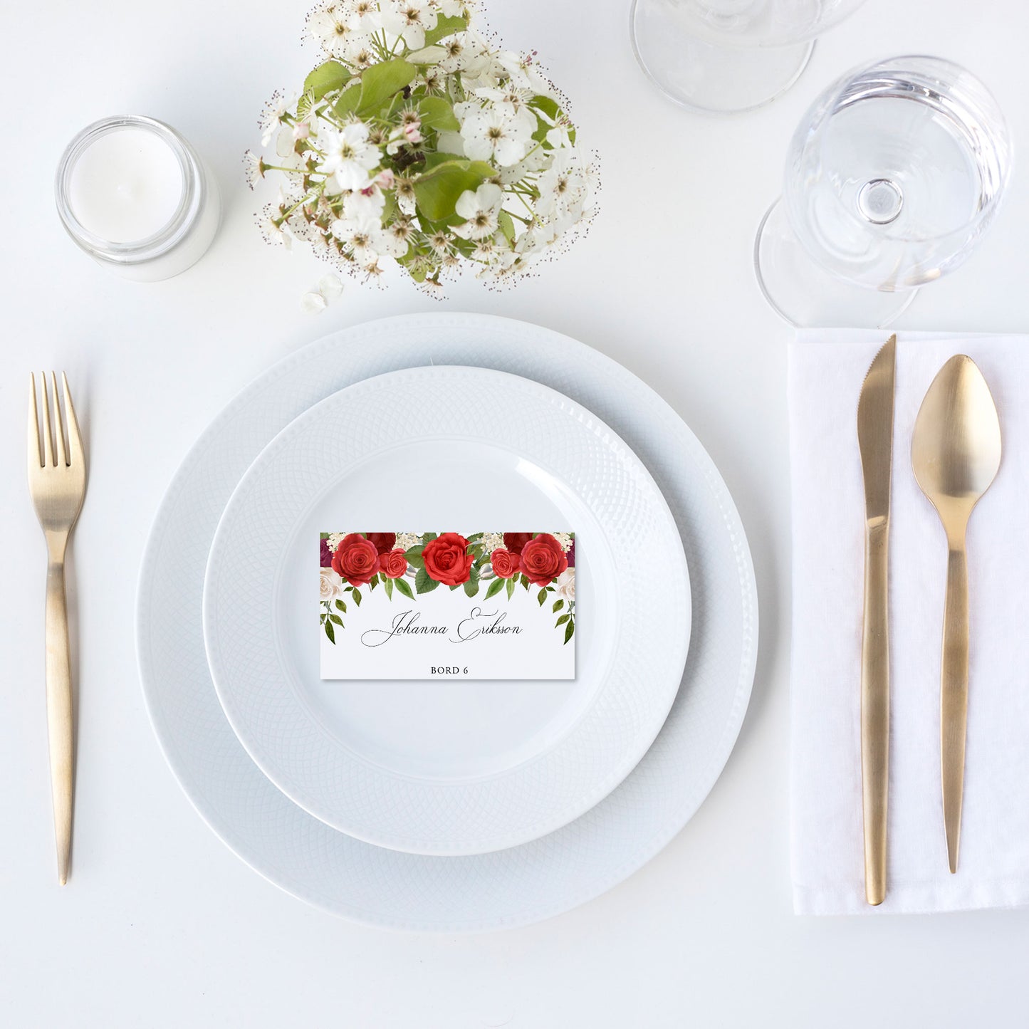 Enkla placeringskort till bröllop – Röda rosor romantiskt – Tryckt kort med namn för dukning BR010