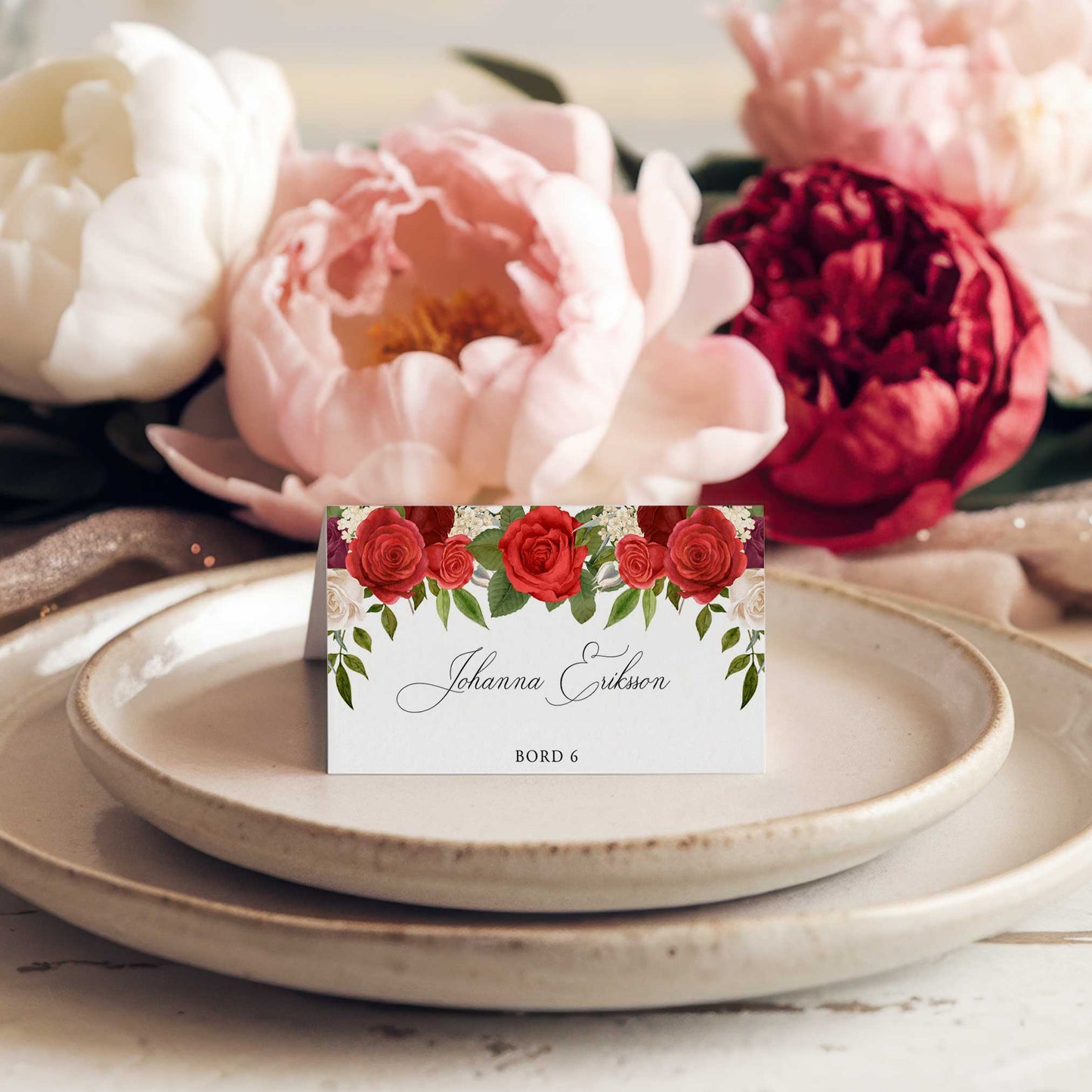 Vikta placeringskort till bröllop – Röda rosor romantiskt – Tryckt kort med namn för dukning BR010