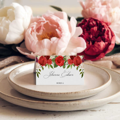 Vikta placeringskort till bröllop – Röda rosor romantiskt – Tryckt kort med namn för dukning BR010