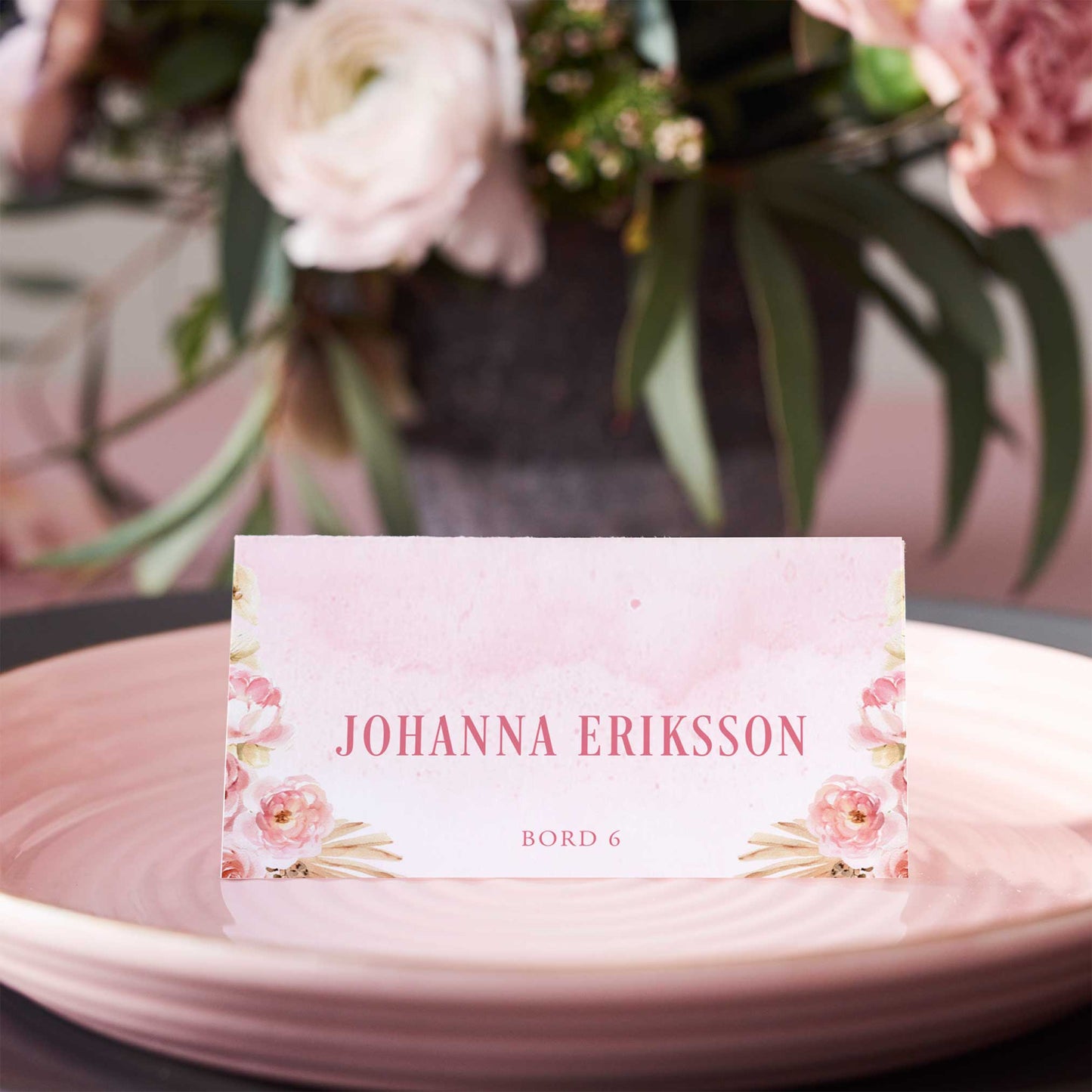 Vikta placeringskort till bröllop – Rosa Boho akvarell & pampasdesign – Tryckt kort med namn för dukning BR011