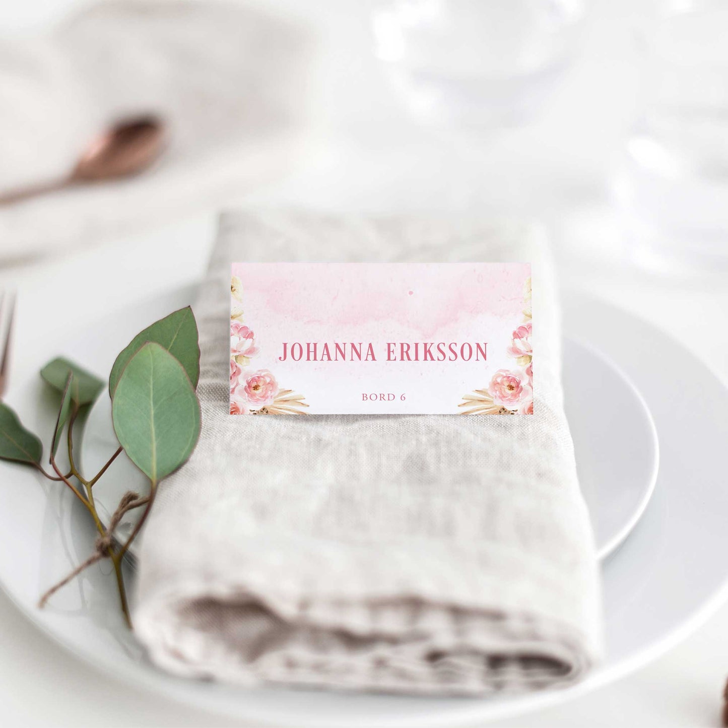 Vikta placeringskort till bröllop – Rosa Boho akvarell & pampasdesign – Tryckt kort med namn för dukning BR011