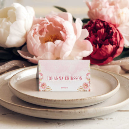 Vikta placeringskort till bröllop – Rosa Boho akvarell & pampasdesign – Tryckt kort med namn för dukning BR011