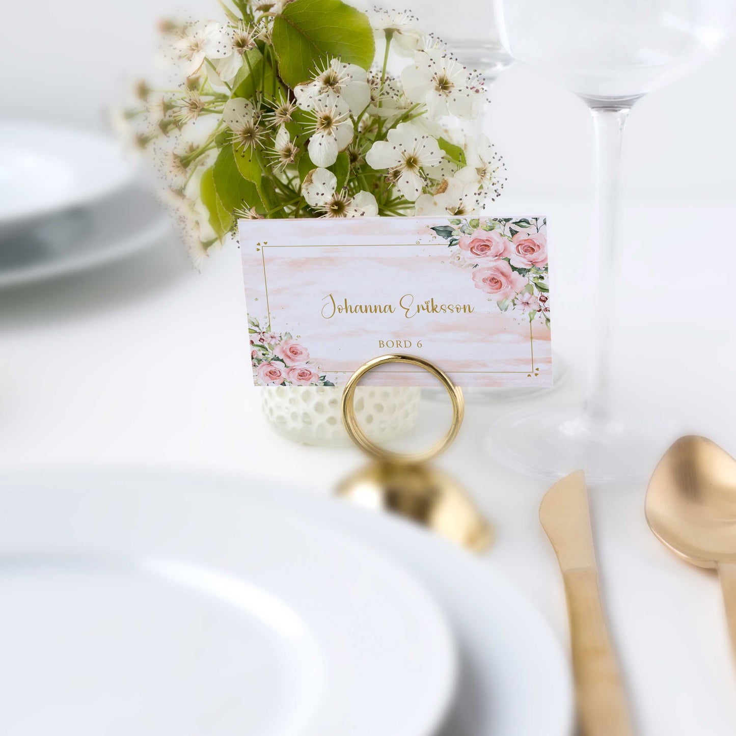 Enkla placeringskort till bröllop – Rosa & Vita Blommor m gulddetaljer – Tryckt kort med namn för dukning BR013