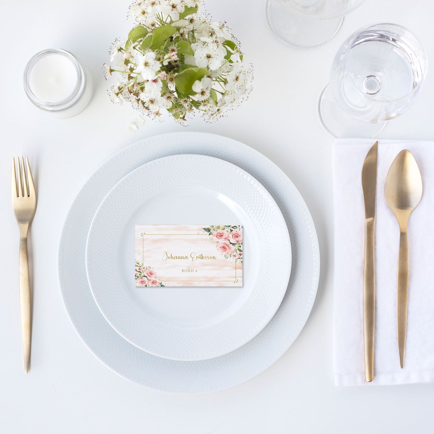 Enkla placeringskort till bröllop – Rosa & Vita Blommor m gulddetaljer – Tryckt kort med namn för dukning BR013