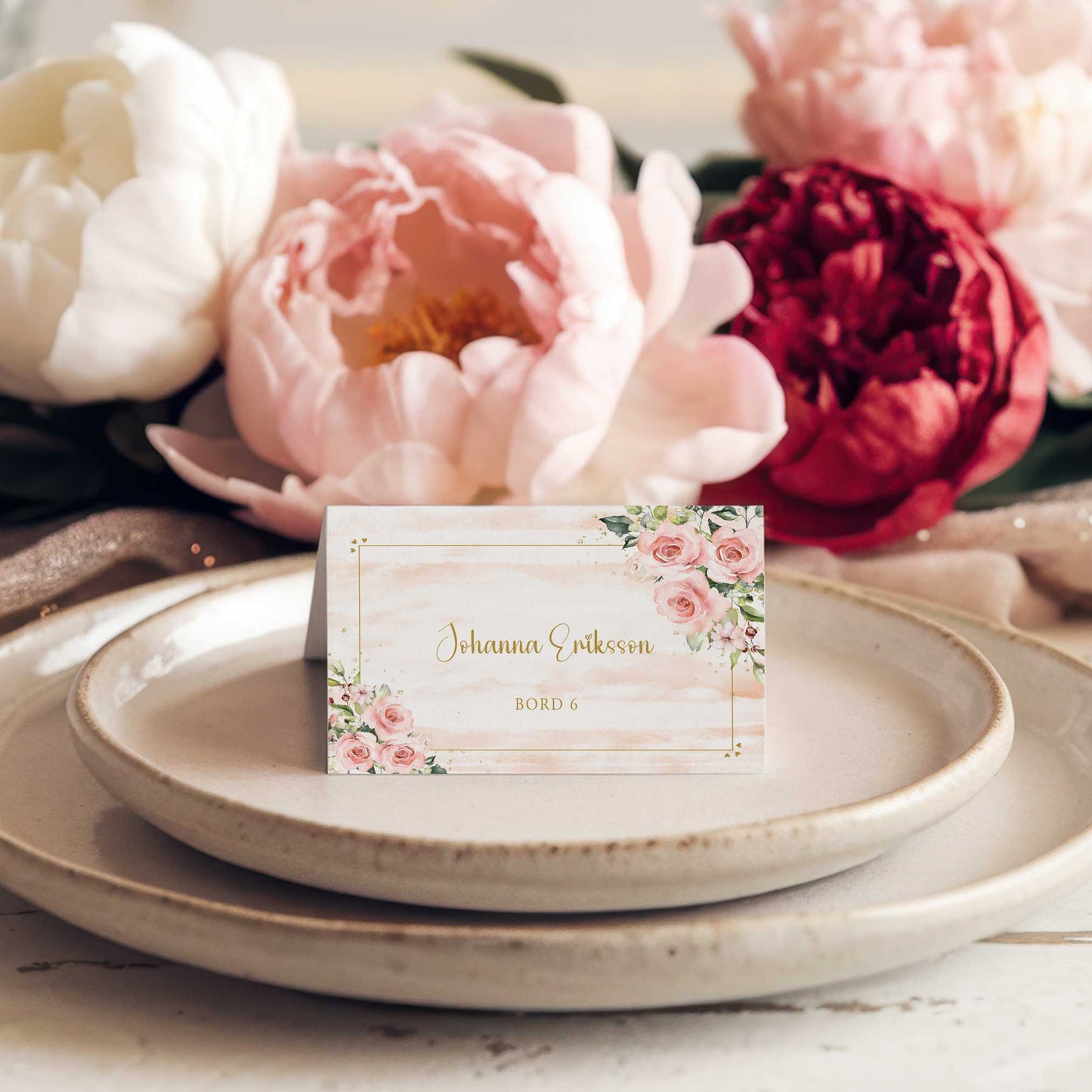 Vikta placeringskort till bröllop – Rosa & Vita Blommor m gulddetaljer – Tryckt kort med namn för dukning BR013
