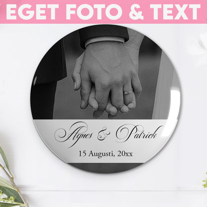 Personlig pin med Eget Foto – Bröllopsgåva till gäster – Personlig knapp med namn & datum PIN025